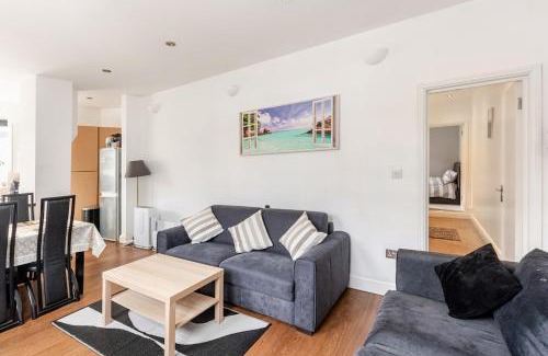 Balham Apartment | Spacious 2 BED 2 BATH Apartment with FREE PARKING for 2 cars and underground station Zone 2 for quick access to Central London up to 10 guests