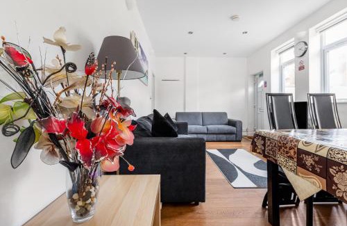Balham Apartment | Spacious 2 BED 2 BATH Apartment with FREE PARKING for 2 cars and underground station Zone 2 for quick access to Central London up to 10 guests