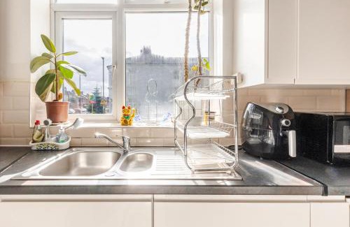 Balham Apartment | Spacious 2 BED 2 BATH Apartment with FREE PARKING for 2 cars and underground station Zone 2 for quick access to Central London up to 10 guests