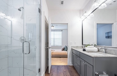 Downtown Apartment | Spacious 2-Bed, 2-Bath Oasis Retreat near Walkable Dining