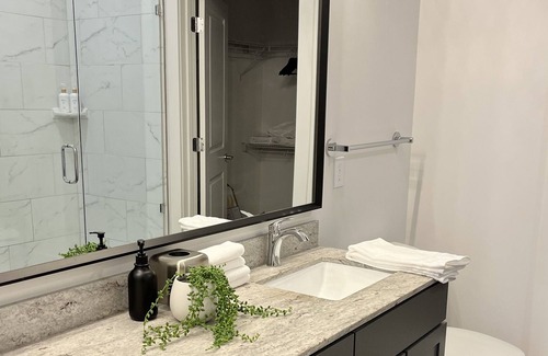 Downtown Apartment | Spacious 2-Bed, 2-Bath Oasis Retreat near Walkable Dining