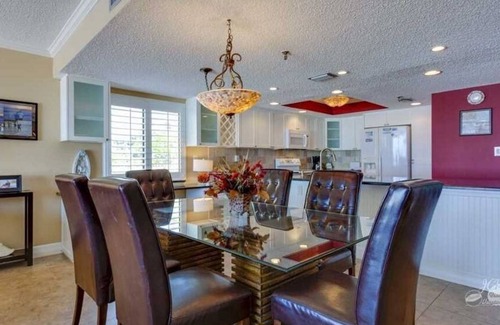 Indian Shores Condo | Spacious 2-bed, 2-bath Sand Dollar 111-GULF FRONT CORNER UNIT n