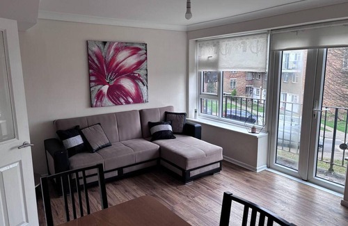 Havering Apartment | Spacious 2-bed Apartment in Hornchurch
