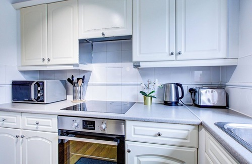 Eltham West Apartment | Spacious 2-bed Apartment, Family With Pets Welcome