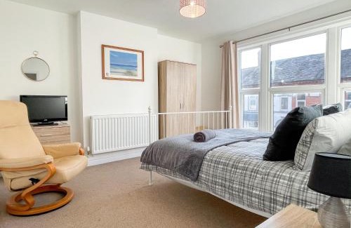 Crewe Apartment | Spacious 2-bed Apartment in Crewe by 53 Degrees Property, ideal for Business & Professionals, FREE Parking - Sleeps 3
