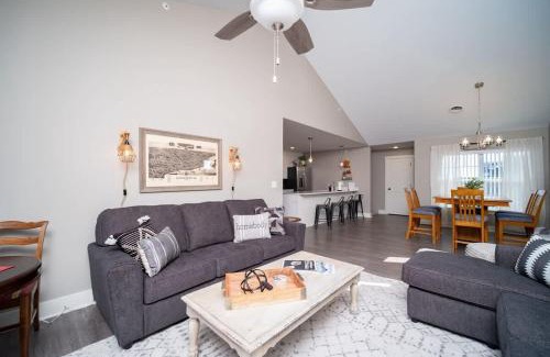 Bettendorf Apartment | Spacious 2 bed Condo with Office