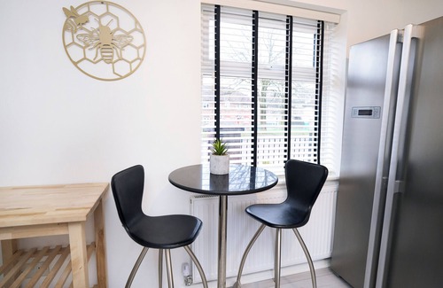 Manchester House | Spacious 2-Bed Home Near Manchester City Centre, Fast WiFi