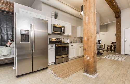 River Market Apartment | Spacious 2-bed loft with full kitchen, washer/dryer, city views, and in-building gym, game room, and coffee bar. Walkable location with streetcar access just steps away.