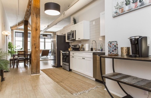 River Market Apartment | Spacious 2-bed loft with full kitchen, washer/dryer, city views, and in-building gym, game room, and coffee bar. Walkable location with streetcar access just steps away.