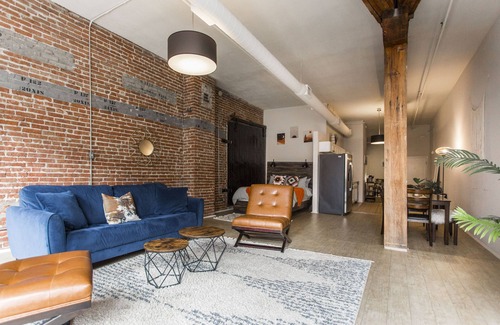 River Market Apartment | Spacious 2-bed loft with full kitchen, washer/dryer, city views, and in-building gym, game room, and coffee bar. Walkable location with streetcar access just steps away.