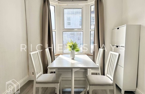 West Ham House | Spacious 2-Bedroom House |Garden & Amenities