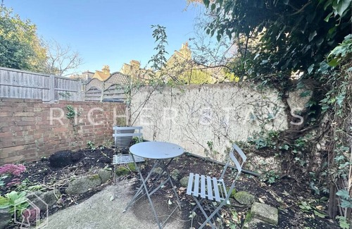 West Ham House | Spacious 2-Bedroom House |Garden & Amenities