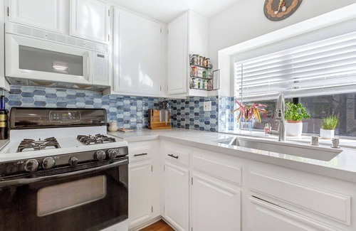 Warner Center House | Spacious 2 Bedroom plus Office Townhome - Apr-Jul