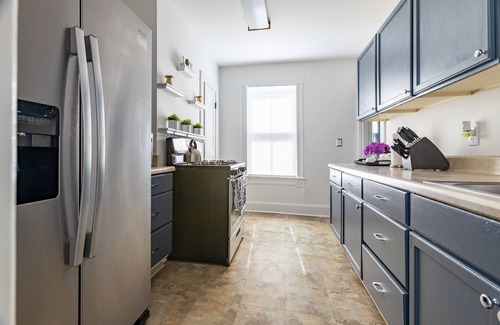 Victoria Boulevard Historic District House | Spacious 2 bedroom, 2 bathroom Victorian in Downtown Hampton with EV charging