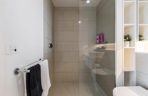 Cremorne Apartment | Spacious 2 bedroom apartment with Free parking-00189
