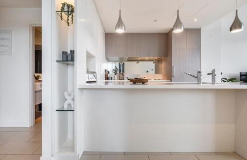 Cremorne Apartment | Spacious 2 bedroom apartment with Free parking-00189