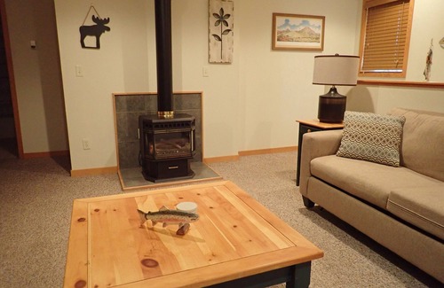 Almont House | Spacious 2 Bedroom Apartment above Vacation Home