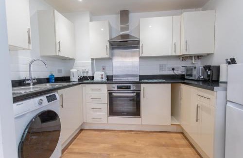Bedford Apartment | Spacious 2 Bedroom Apartment in Bedford, Near Milton Keynes & Local Business Parks
