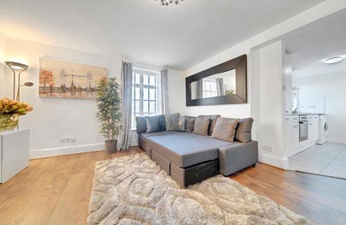 Canning Town Apartment | Spacious 2 Bedroom Apartment Near London Excel & Canary Wharf with Free Gated Parking