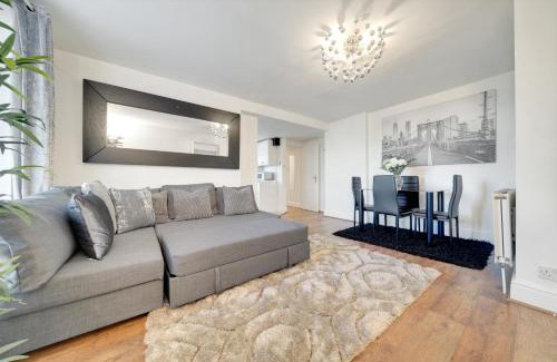 Canning Town Apartment | Spacious 2 Bedroom Apartment Near London Excel & Canary Wharf with Free Gated Parking