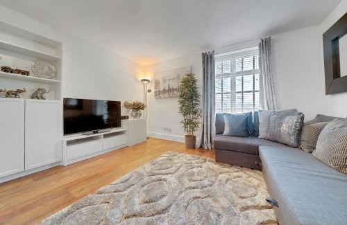Canning Town Apartment | Spacious 2 Bedroom Apartment Near London Excel & Canary Wharf with Free Gated Parking