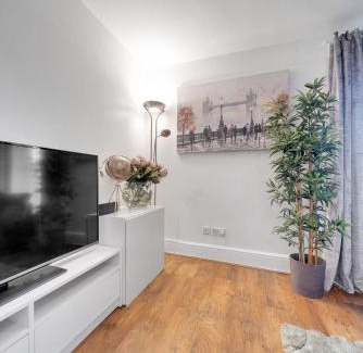 Canning Town Apartment | Spacious 2 Bedroom Apartment Near London Excel & Canary Wharf with Free Gated Parking