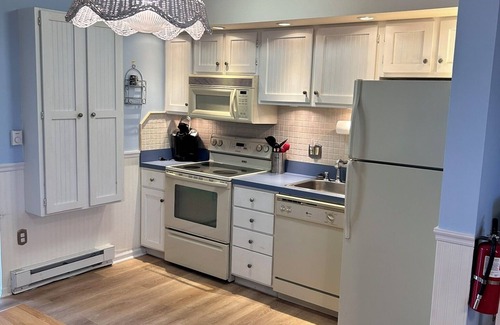 Southend Condo | Spacious 2-bedroom corner condo on the beach with pool, AC, & WiFi in Brigantine