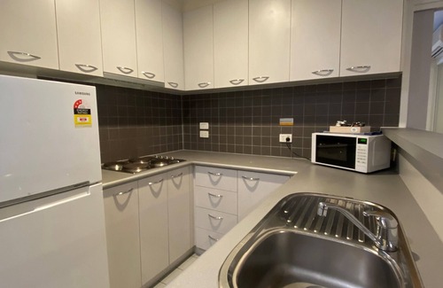 Carlton South Apartment | Spacious 2-Bedroom Family Apartment for 5 with Free WiFi