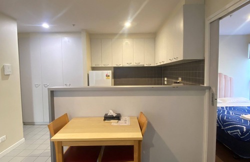 Carlton South Apartment | Spacious 2-Bedroom Family Apartment for 5 with Free WiFi
