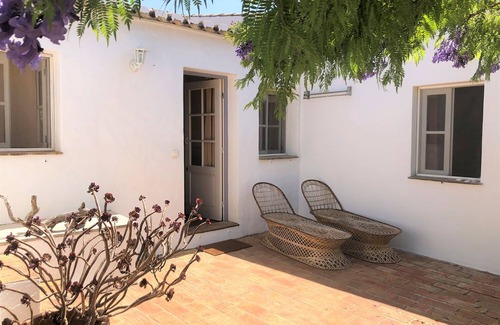Lagos House | Spacious 2-bedroom Family Cottage with Shared Pool