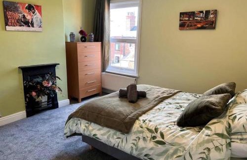Stockton Heath Apartment | Spacious 2-Bedroom House In Stockton Heath With Free WiFi By Amazing Spaces Relocations Ltd