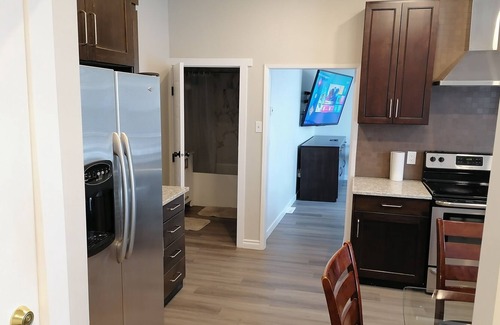 Radisson Heights - Albert Park House | Spacious 2 bedroom main floor guest suite, close drive to downtown