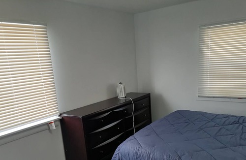 Radisson Heights - Albert Park House | Spacious 2 bedroom main floor guest suite, close drive to downtown
