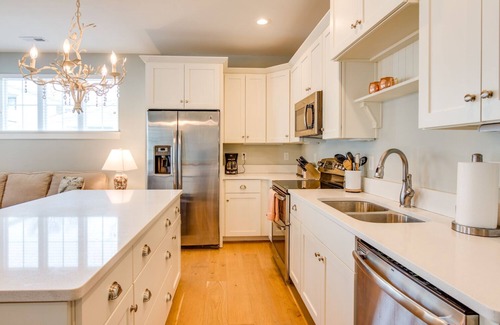 Northeast Virginia Beach House | Spacious 2 BR Townhouse Walking Distance to the Beach and Boardwalk (410B)