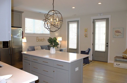 Northeast Virginia Beach House | Spacious 2 BR Townhouse Walking Distance to the Beach and Boardwalk (410B)