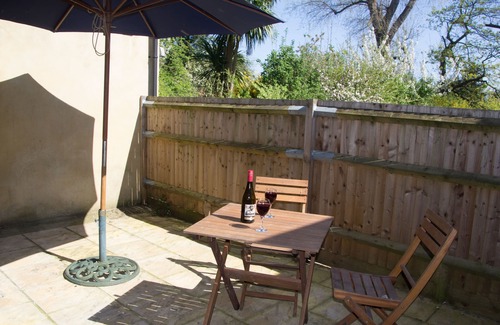 Brondesbury Park Apartment | Spacious 2 double bedroom garden flat in Queens Park, London zone 2
