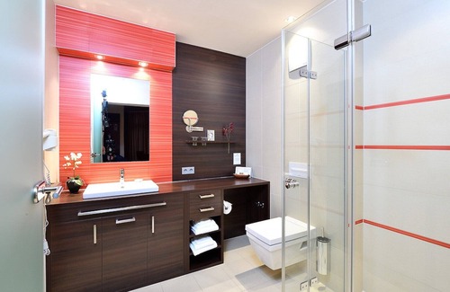 Heimbach Apartment | Spacious 2-person suite with lake view