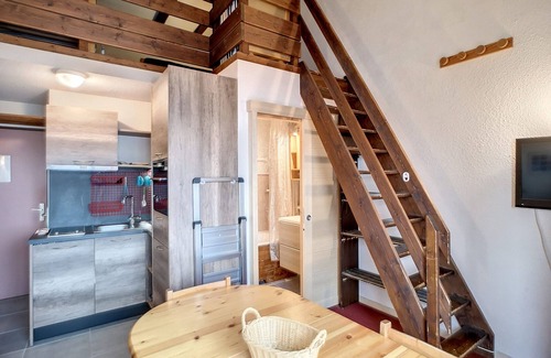 Les Bruyeres Apartment | Spacious 2-Room Cabin + Mezzanine, 6 Pax, Ski-in/Ski-out, Wi-Fi, Les Menuires