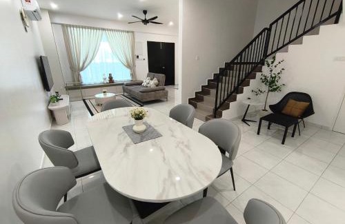 Sungai Petani House | Spacious, 2 Storey Home, Up to 12 Pax, 4 Bedrooms, 4 Bathrooms, 2 Car Park Lots by Star Home