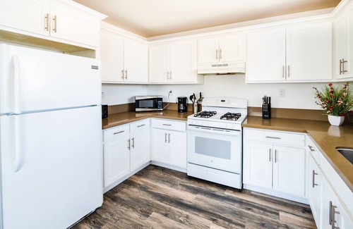 Boyle Heights Apartment | Spacious 2 Story 5-Bedroom 3-Bath Close to Downtown LA Sleeps 10 ppl