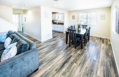 Boyle Heights Apartment | Spacious 2 Story 5-Bedroom 3-Bath Close to Downtown LA Sleeps 10 ppl