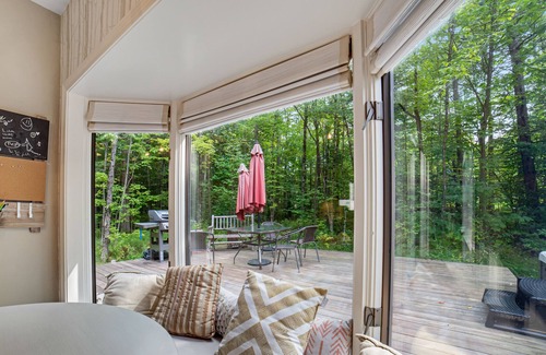 Stratton and Bromley Ski Areas House | Spacious 2-story home w/ hot tub, screened-in porch, firepit, and BBQ