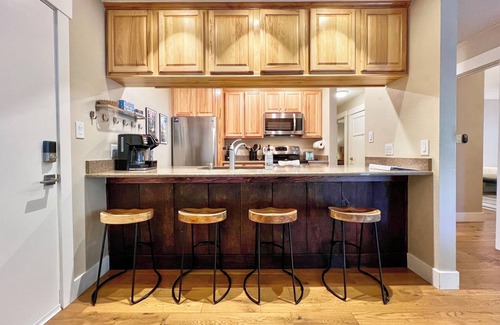 Crested Mountain Village Apartment | Spacious 2 Bdrm, Short walk to lifts! Perfect for a Family!