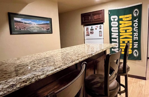 Howard House | Spacious 2025 NFL Draft House - 10 Min from Lambeau!