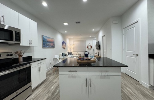 Stuart House | Spacious 2bd/2.5bth Home - Mins from the beach!