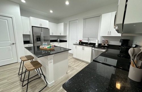Stuart House | Spacious 2bd/2.5bth Home - Mins from the beach!