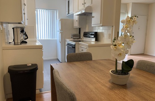 Sawtelle Apartment | Spacious 2bd/2ba w/work space in West LA-close to SMC,UCLA Santa Monica Beach