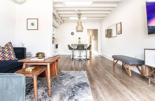 Southmoreland Condo | Spacious 2BD Contemporary Loft Minutes from Plaza