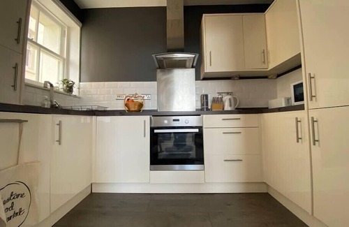 Folkestone Condo | Spacious 2BD Flat with Stunning Views Folkestone