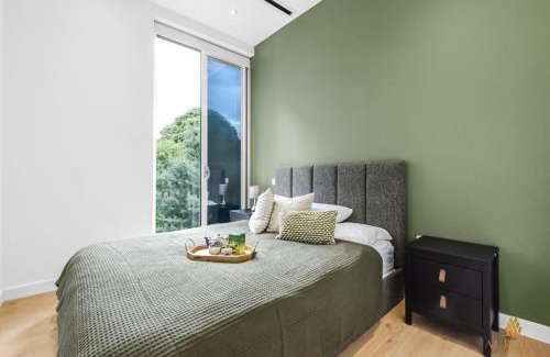 London Borough of Hounslow Apartment | Spacious 2BDR Apartment By Aurora WorkNest Short Lets & Serviced Accommodation London With Wi-Fi, Fitness Centre & City View